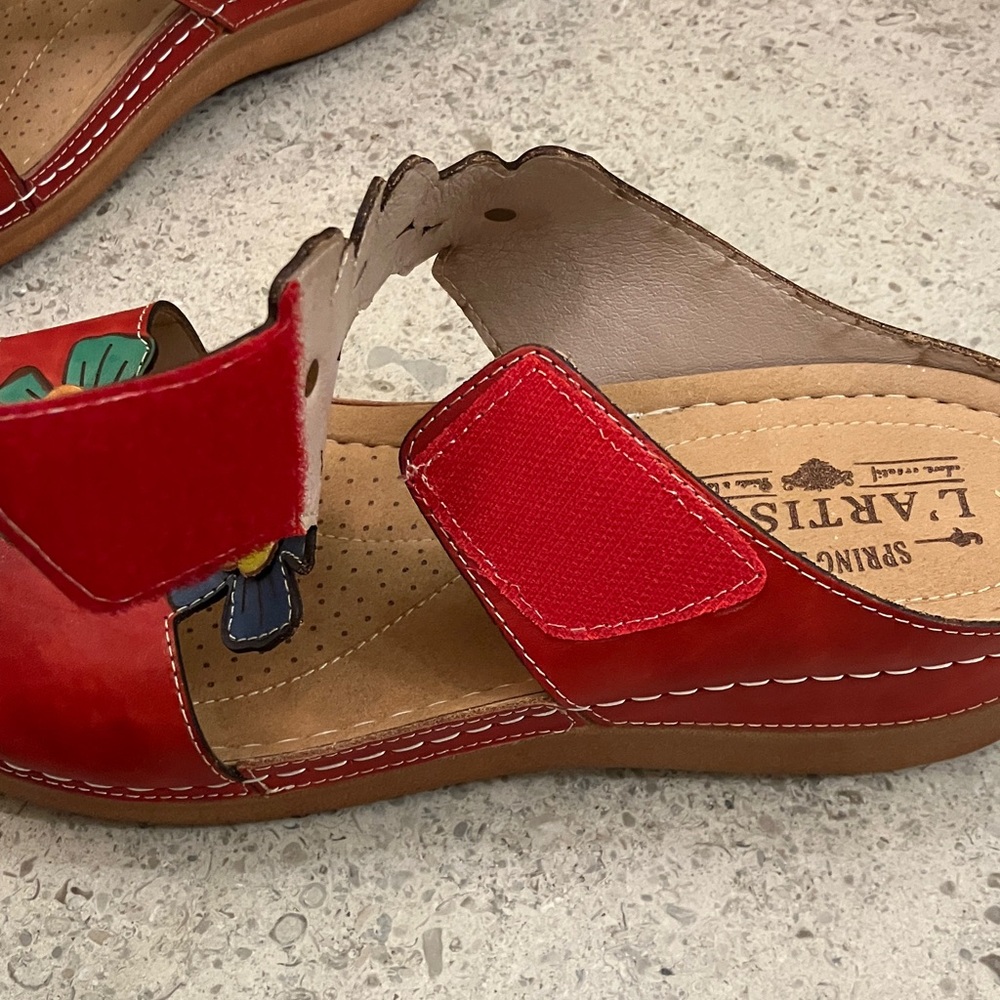 L'Artiste Red Floral Women's Sandals - Picture 4 of 6
